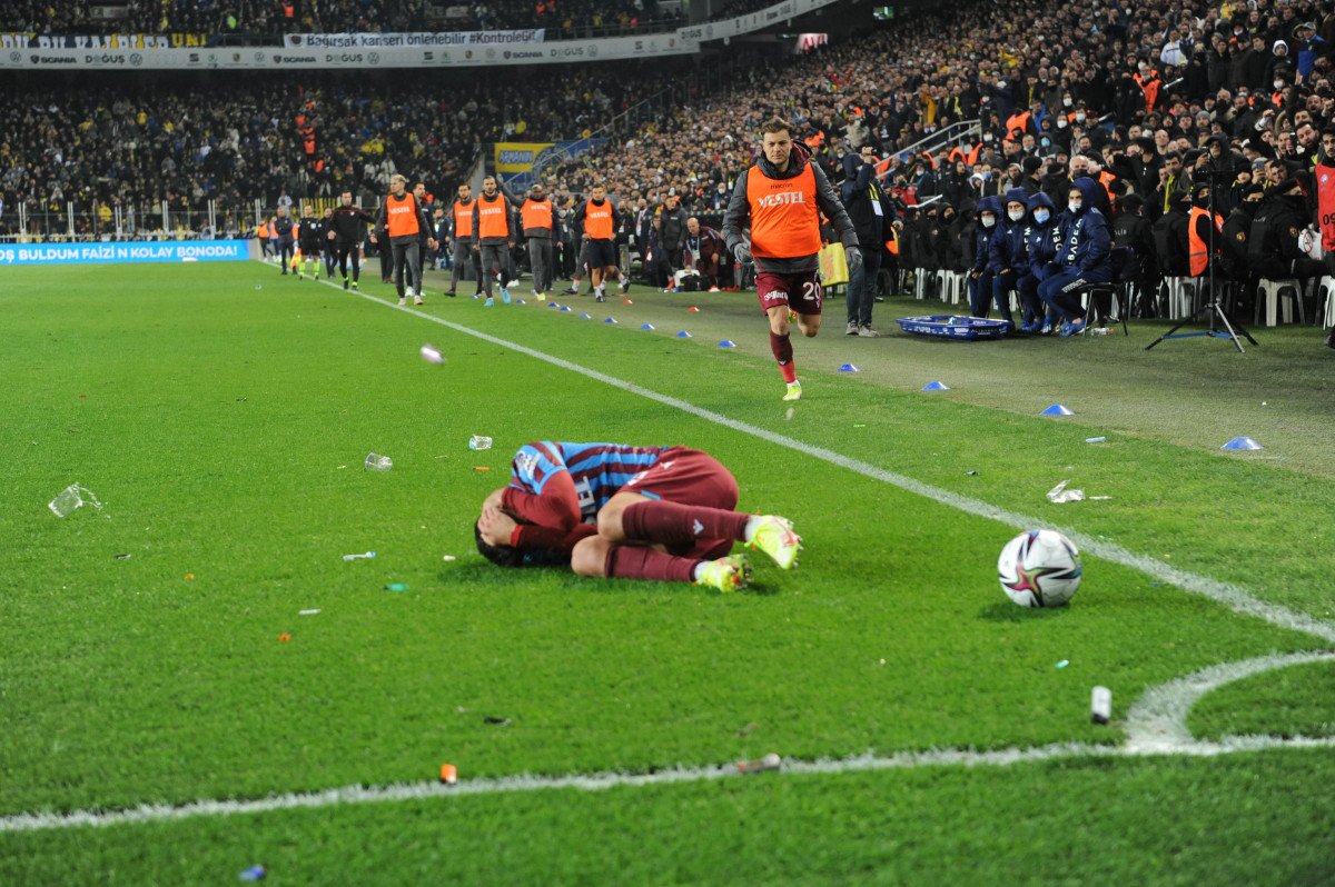 Fenerbahçe Trabzonspor maçında sahaya yabancı maddeler atıldı
