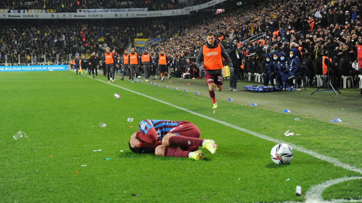 Fenerbahçe Trabzonspor maçında sahaya yabancı maddeler atıldı