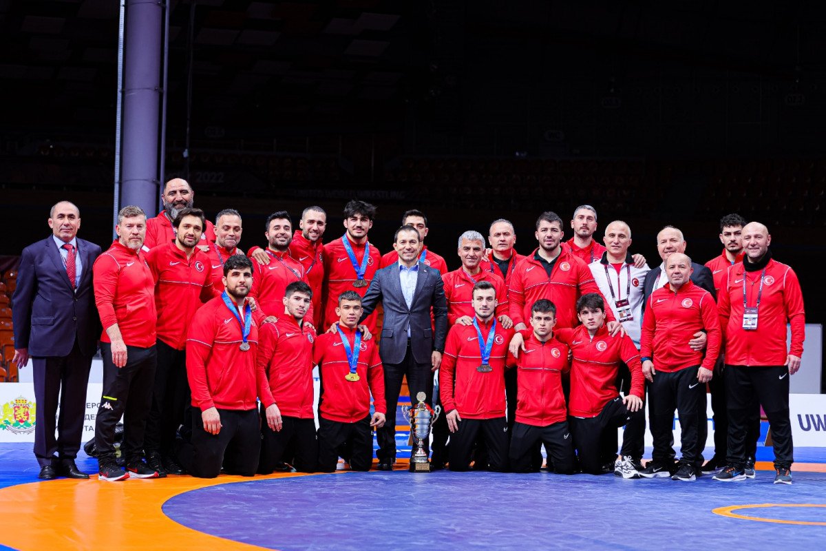 Genç güreşçilerden Avrupa'da 7 madalya