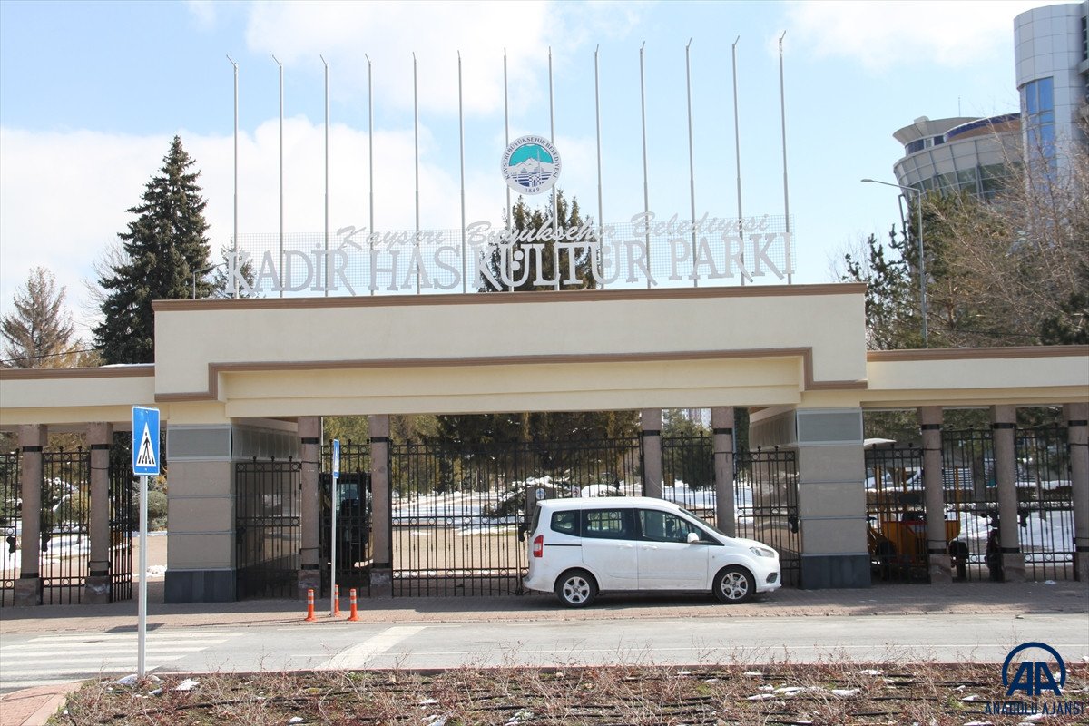 Hayırseverliği ile bilenen Kadir Has, yaptığı eserlerle iz bırakıyor