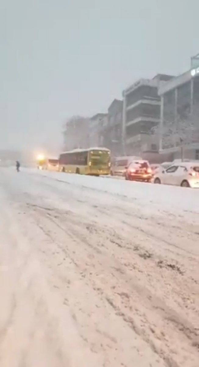 İETT araçları, kar nedeniyle yollarda kalıyor