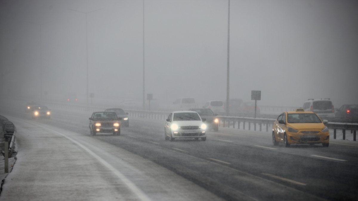 İstanbul&#039;da kar şiddetini artırdı