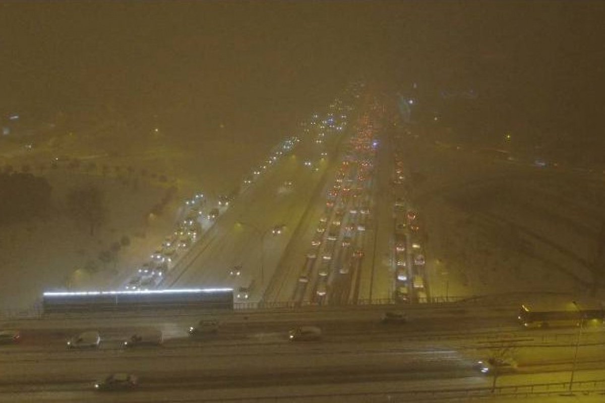 İstanbul'da yoğun kar yağışı nedeniyle birçok araç mahsur kaldı