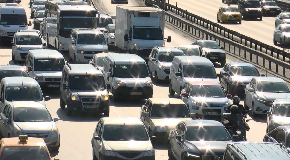İstanbul'da trafik yüzünden hasar alan araç sayısı 1 yılda 247 bin 415 e yükseldi.