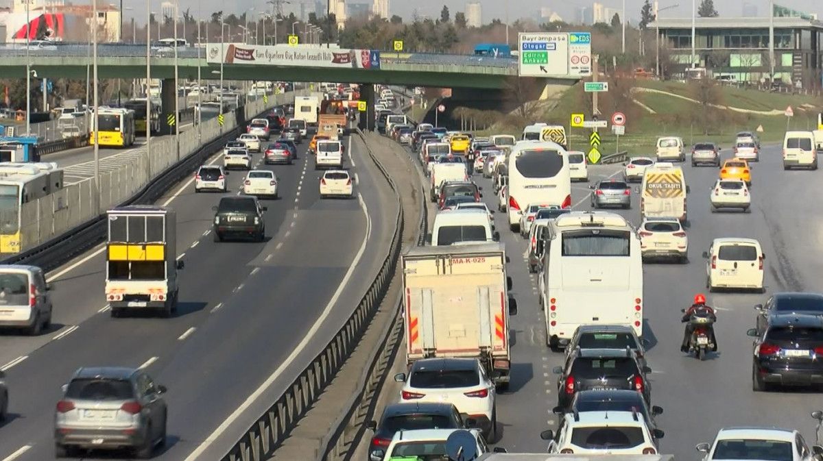 İstanbul'da trafik yüzünden hasar alan araç sayısı 1 yılda 247 bin 415 e yükseldi.