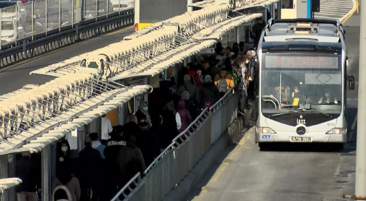 İstanbul'da trafik yüzünden hasar alan araç sayısı 1 yılda 247 bin 415 e yükseldi.
