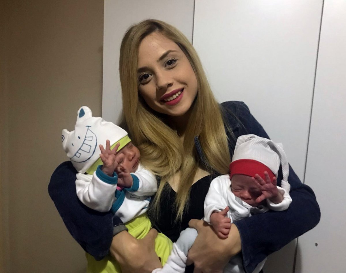 İzmir'de hamileyken hamile kalan anne herkesi şaşırtıyor