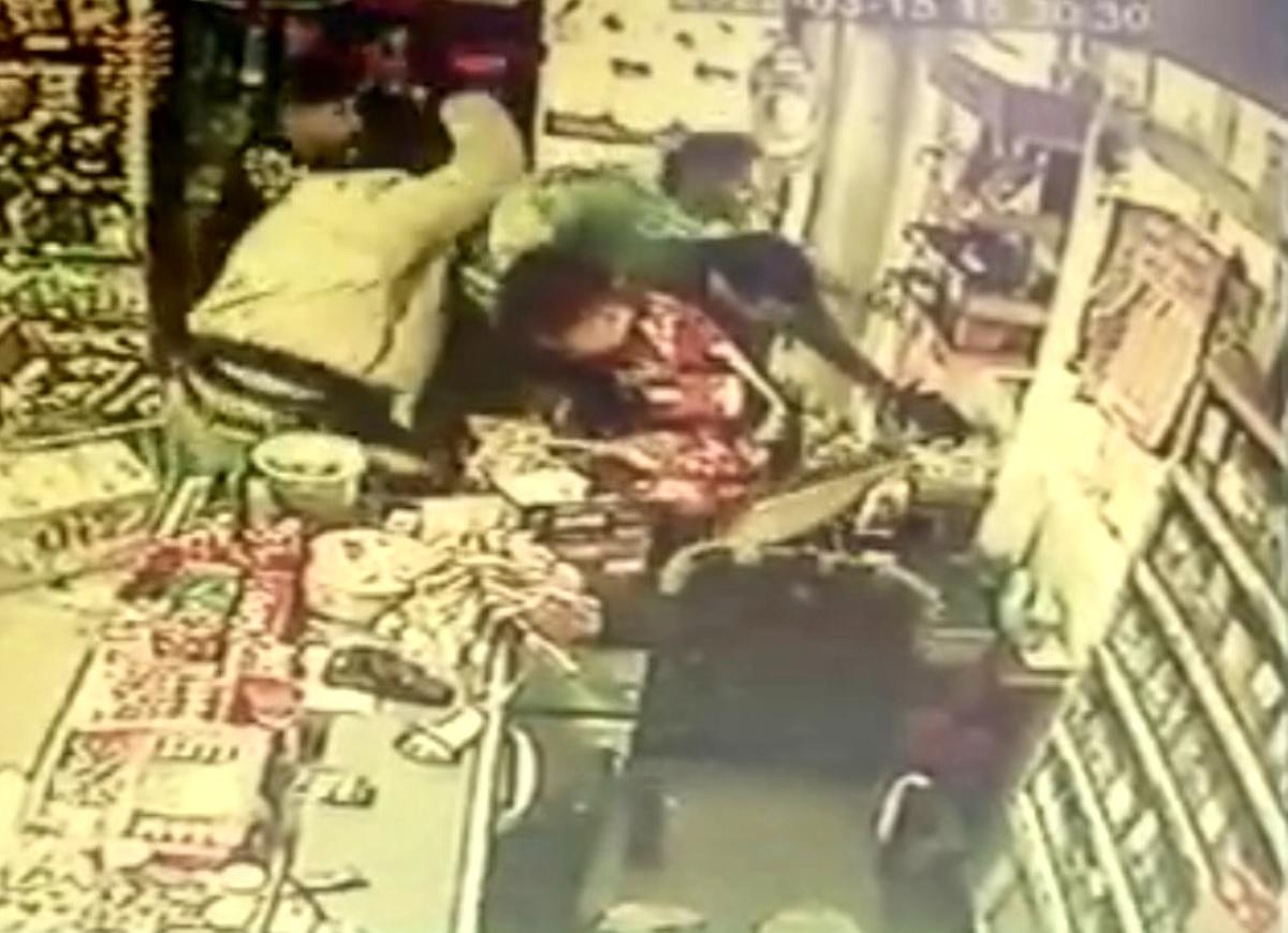 Kargo ücretini ödemek istemedi bıçaklandı! Hayati tehlikesi sürüyor