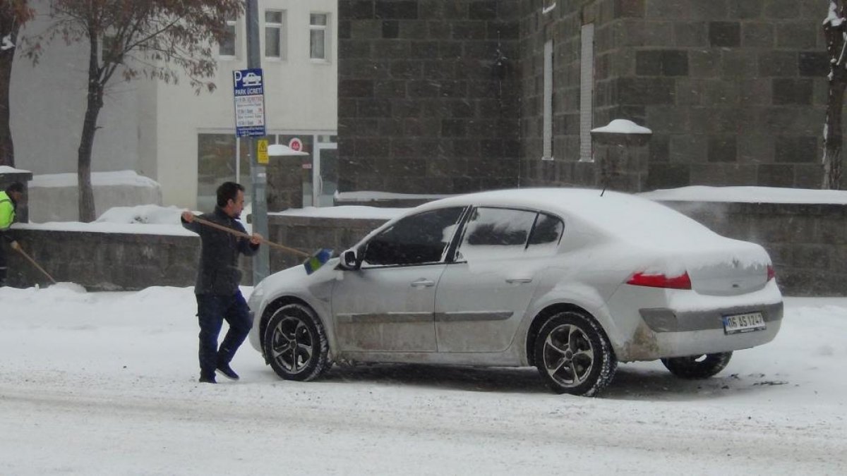 Kars'ta etkili olan kar ve tipi vatandaşlara zor anlar yaşattı