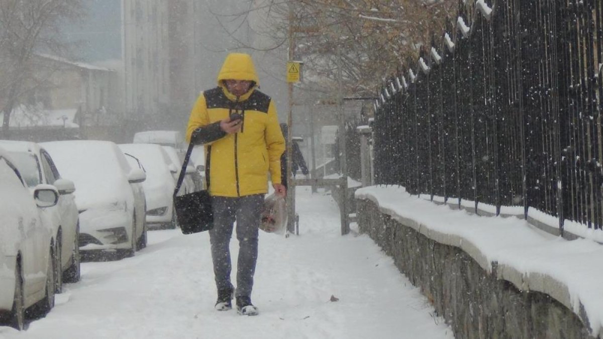 Kars'ta etkili olan kar ve tipi vatandaşlara zor anlar yaşattı