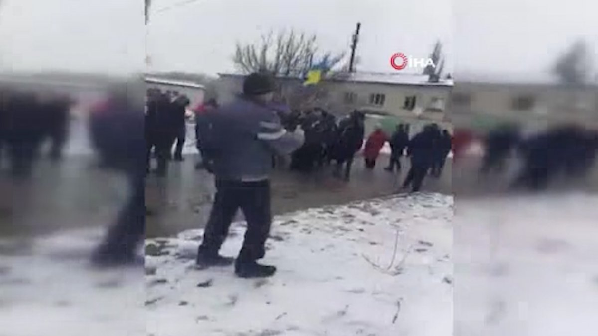Luhanks Bölgesi'nde Rus askerlerinden kendilerini protesto eden sivillere ateş