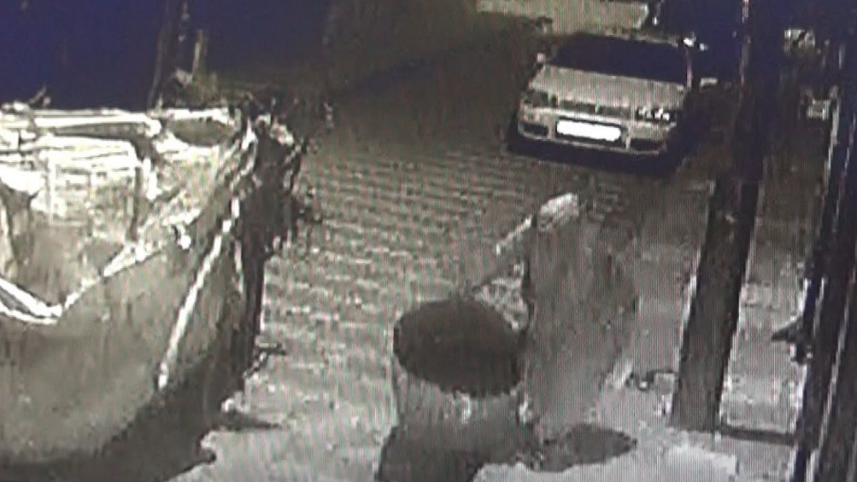 Manisa'da güldüren hırsızlık anı kameralara yansıdı