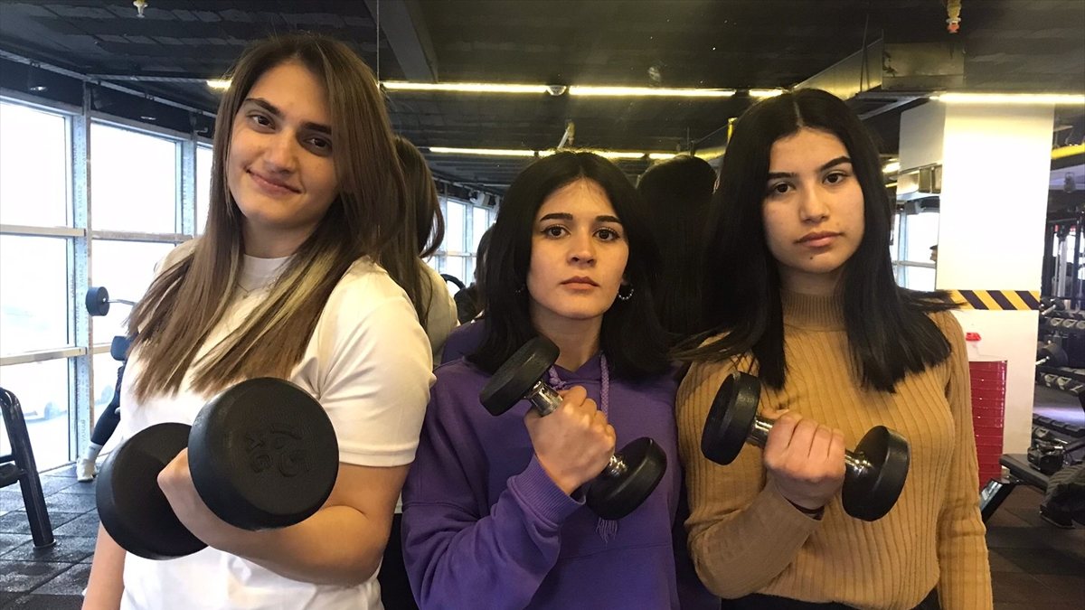 Mersin&#039;de genç bilek güreşçiler milli forma için ter döküyor