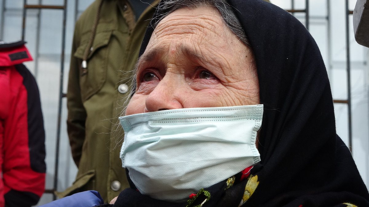 Ordu&#039;daki heyelanda evi yıkılan yaşlı kadın gözyaşlarına boğuldu