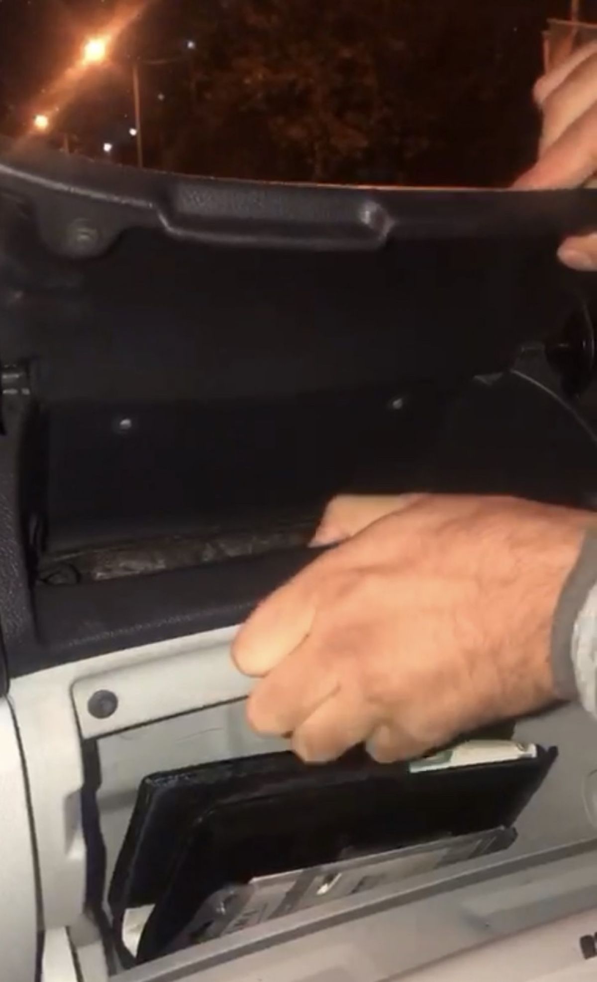 Sarıyer'de arama yapılan otomobilde uyuşturucu zulaları bulundu