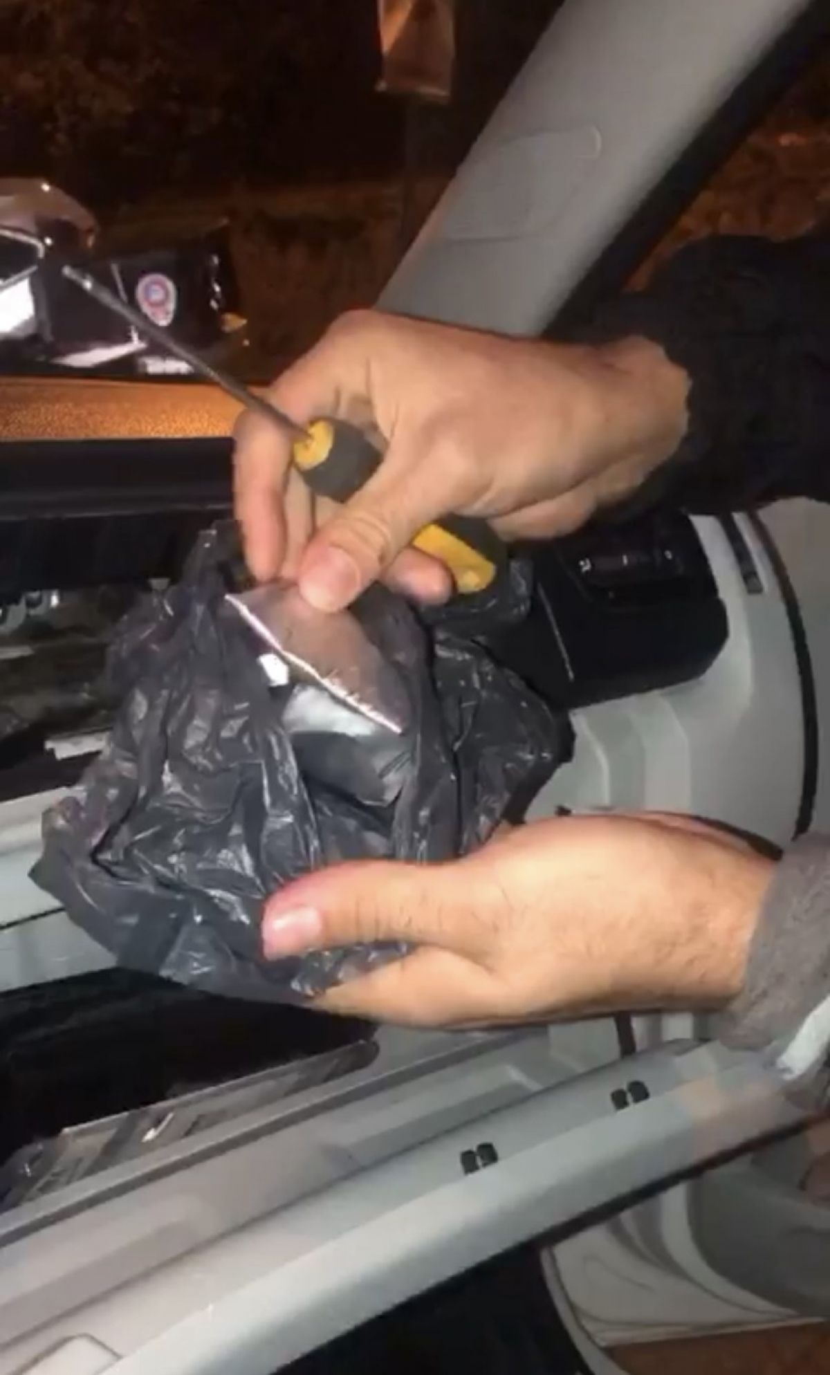 Sarıyer'de arama yapılan otomobilde uyuşturucu zulaları bulundu