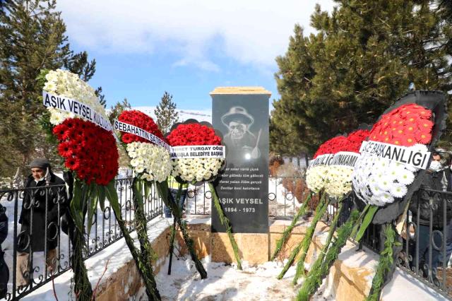 Son dakika haberleri... Ünli halk ozanı Aşık Veysel kabri başında anıldı