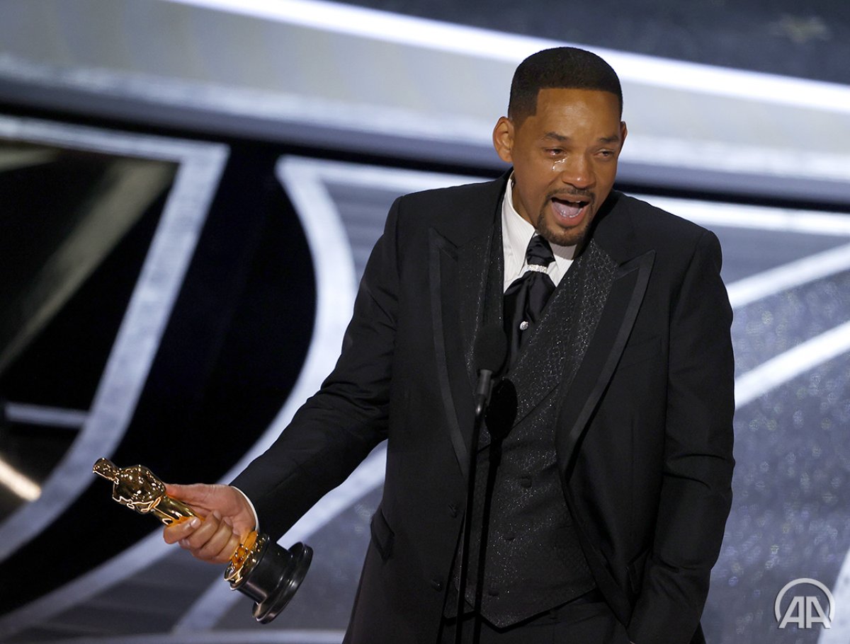 Sunucu tokatlayan Will Smith'e Akademi'den kınama