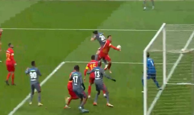 Beşiktaş - Kayserispor kupa maçında tartışmalı pozisyon