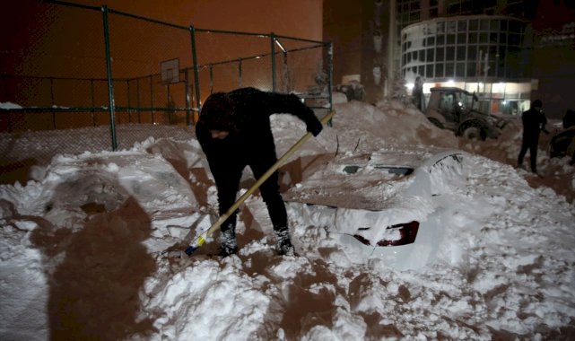 Bitlis'te 7 aracın üzerine çığ düştü