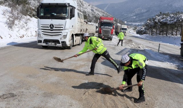 Denizli'de polisler, kapanan yolu küreklerle tuz atarak açtı