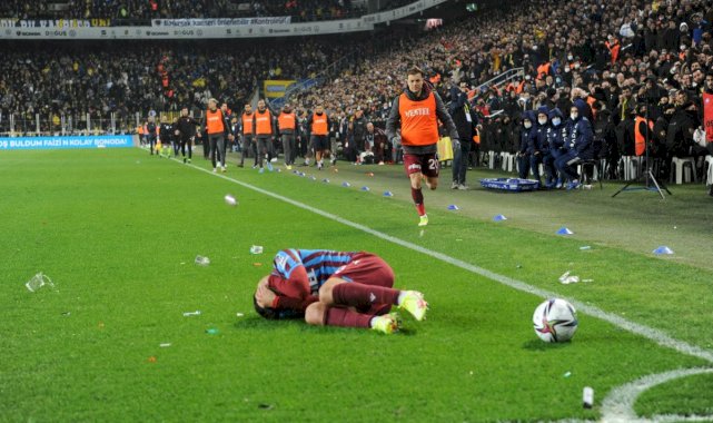 Fenerbahçe Trabzonspor maçında sahaya yabancı maddeler atıldı
