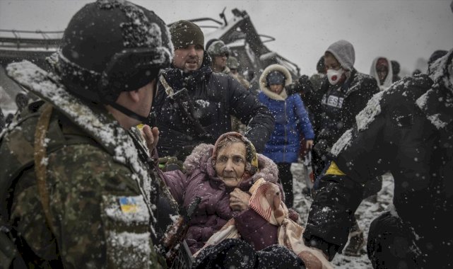 İrpin'den tahliyeler, kar altında devam ediyor