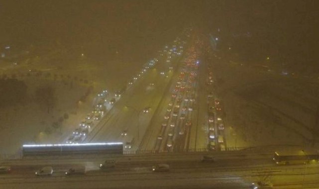 İstanbul'da yoğun kar yağışı nedeniyle birçok araç mahsur kaldı