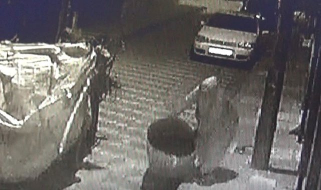 Manisa'da güldüren hırsızlık anı kameralara yansıdı