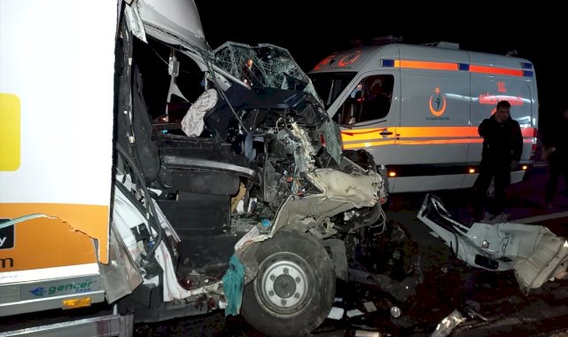 Manisa'da kamyona çarpan kamyonetteki yolcu öldü, sürücü yaralandı