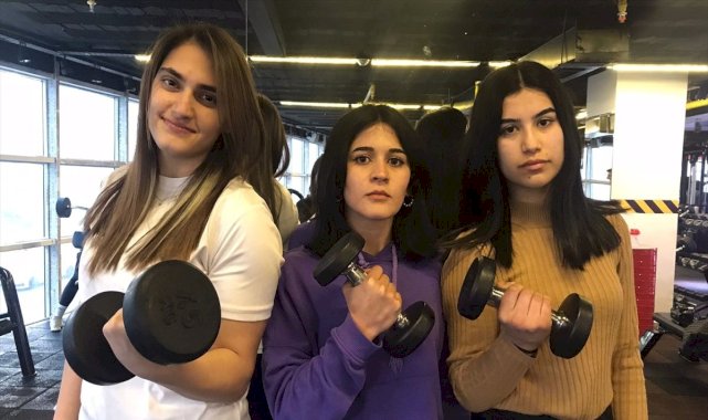 Mersin'de genç bilek güreşçiler milli forma için ter döküyor