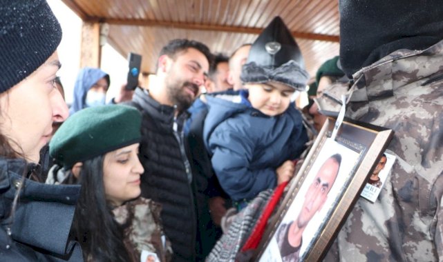 Şehit polis eşini, özel harekatçı kıyafetiyle uğurladı