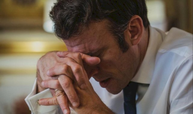 Vladimir Putin ile görüşen Emmanuel Macron'un fotoğrafları paylaşıldı