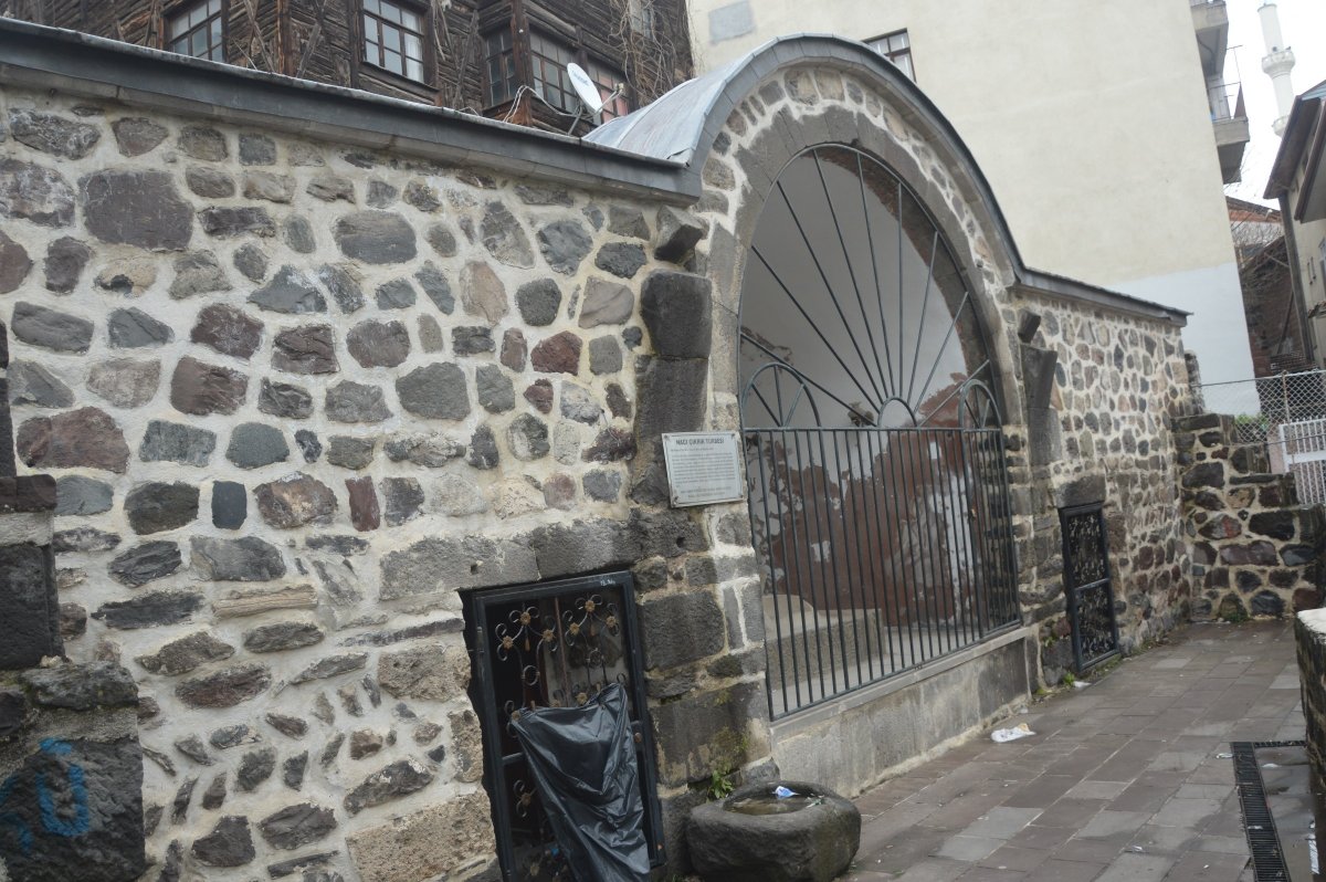 Tokat'ta tarihi türbenin çatısındaki kurşun levhalar çalındı