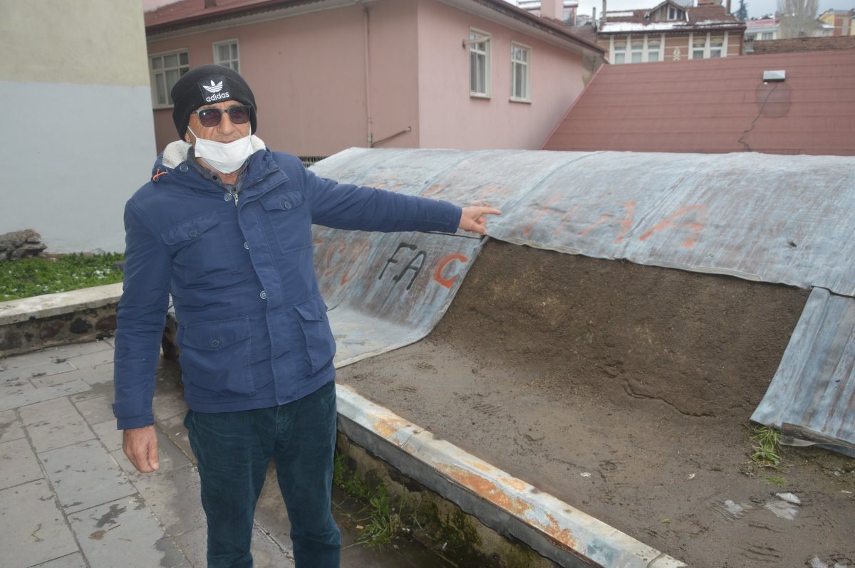 Tokat'ta tarihi türbenin çatısındaki kurşun levhalar çalındı