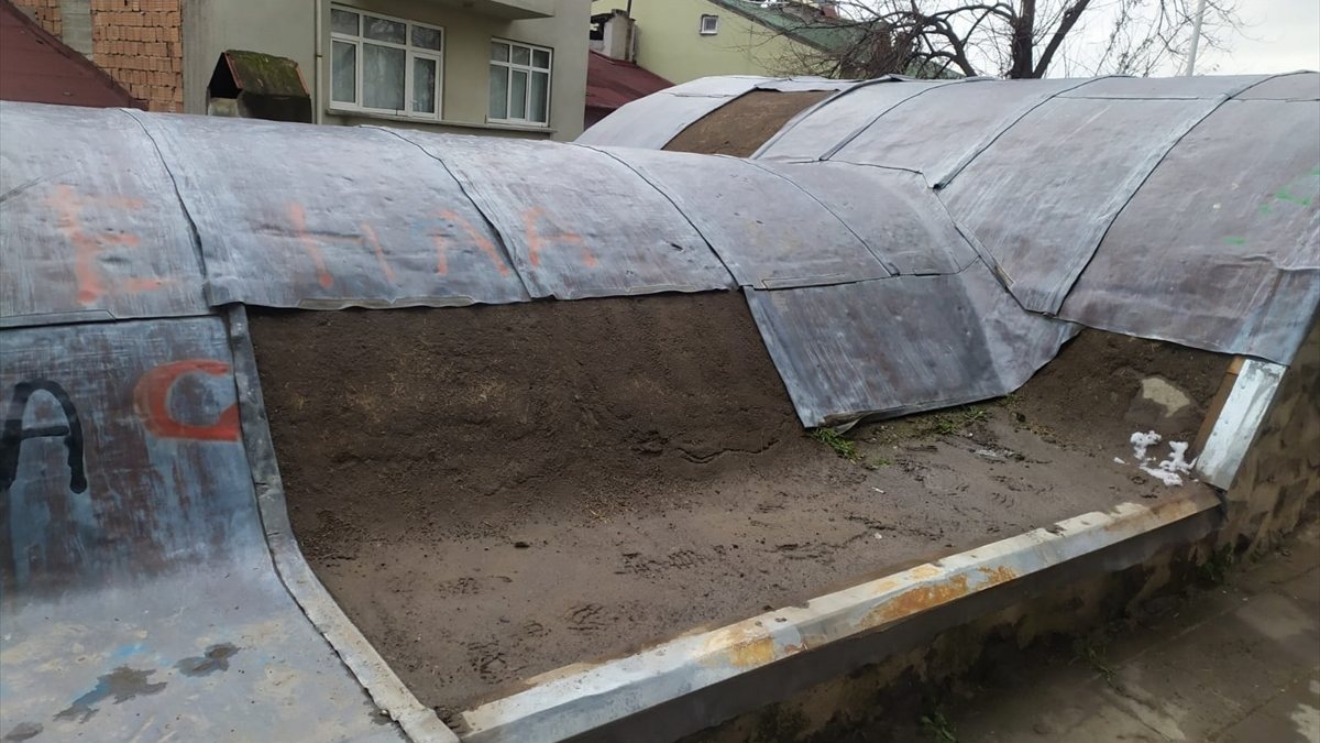 Tokat'ta tarihi türbenin çatısındaki kurşun levhalar çalındı