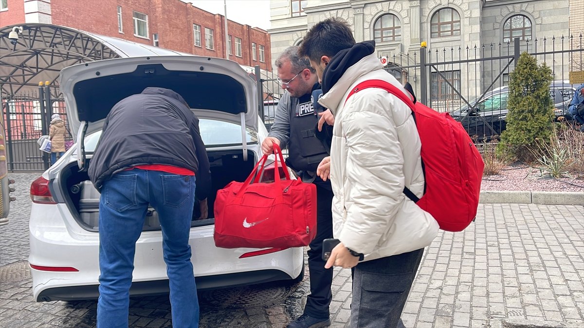Ukrayna'da muhabirler, sığınakta mahsur kalan öğrenciyi kurtardı