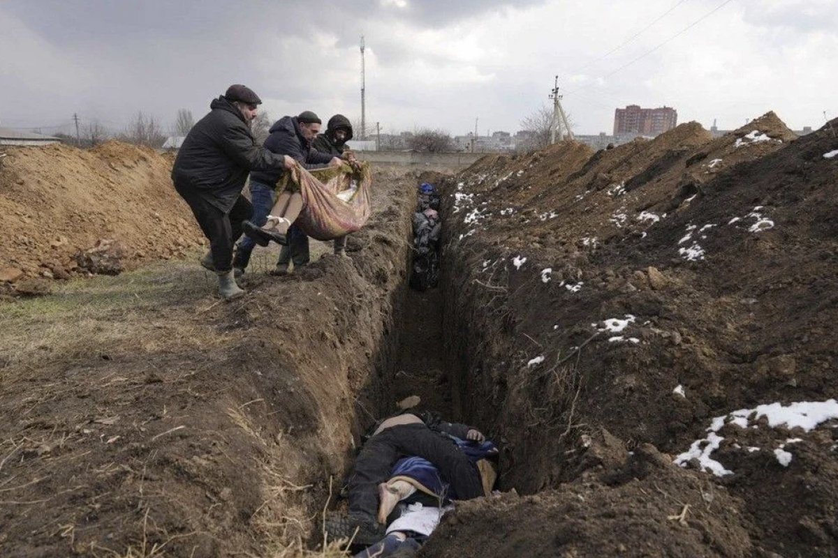Ukrayna'da sivil kayıplar için toplu mezarlar kazılıyor