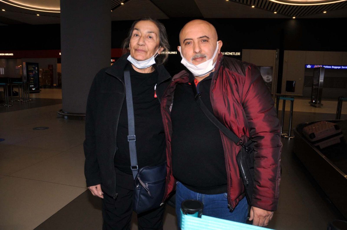 Ukrayna'daki Türk vatandaşları, tahliye uçuşu ile İstanbul'a geldi