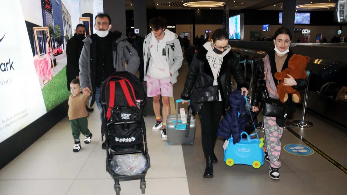 Ukrayna'daki Türk vatandaşları, tahliye uçuşu ile İstanbul'a geldi