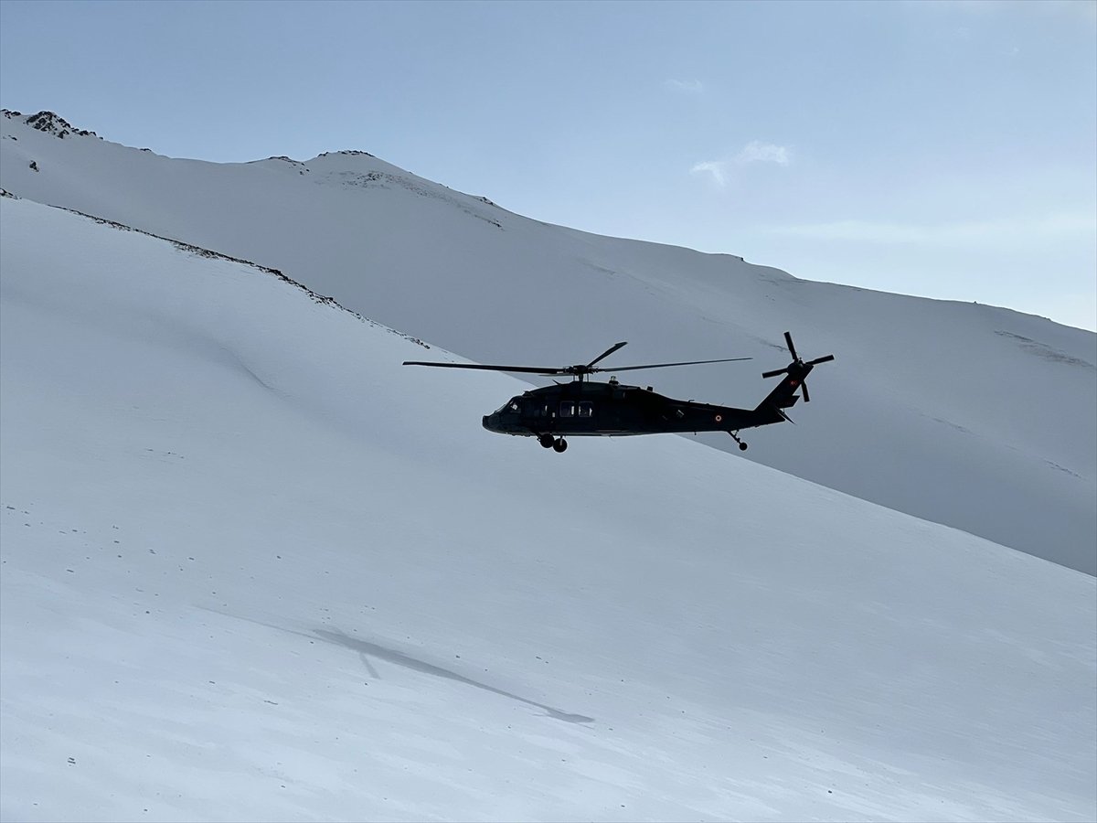 Van'da kayak yapan İtalyan ekibin 4 üyesi çığ altında kaldı