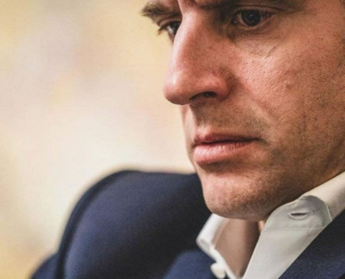 Vladimir Putin ile görüşen Emmanuel Macron'un fotoğrafları paylaşıldı