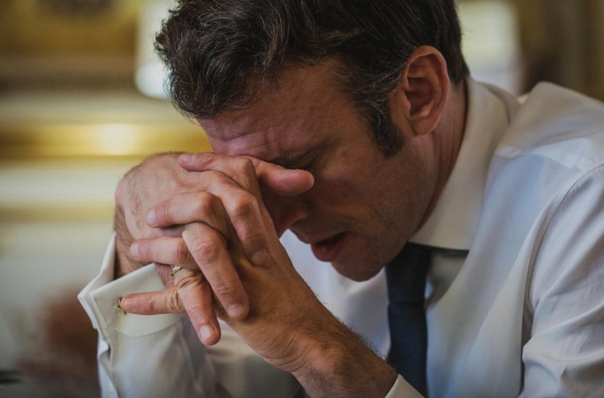 Vladimir Putin ile görüşen Emmanuel Macron'un fotoğrafları paylaşıldı