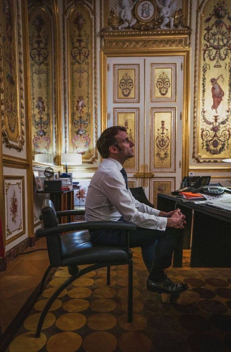 Vladimir Putin ile görüşen Emmanuel Macron'un fotoğrafları paylaşıldı