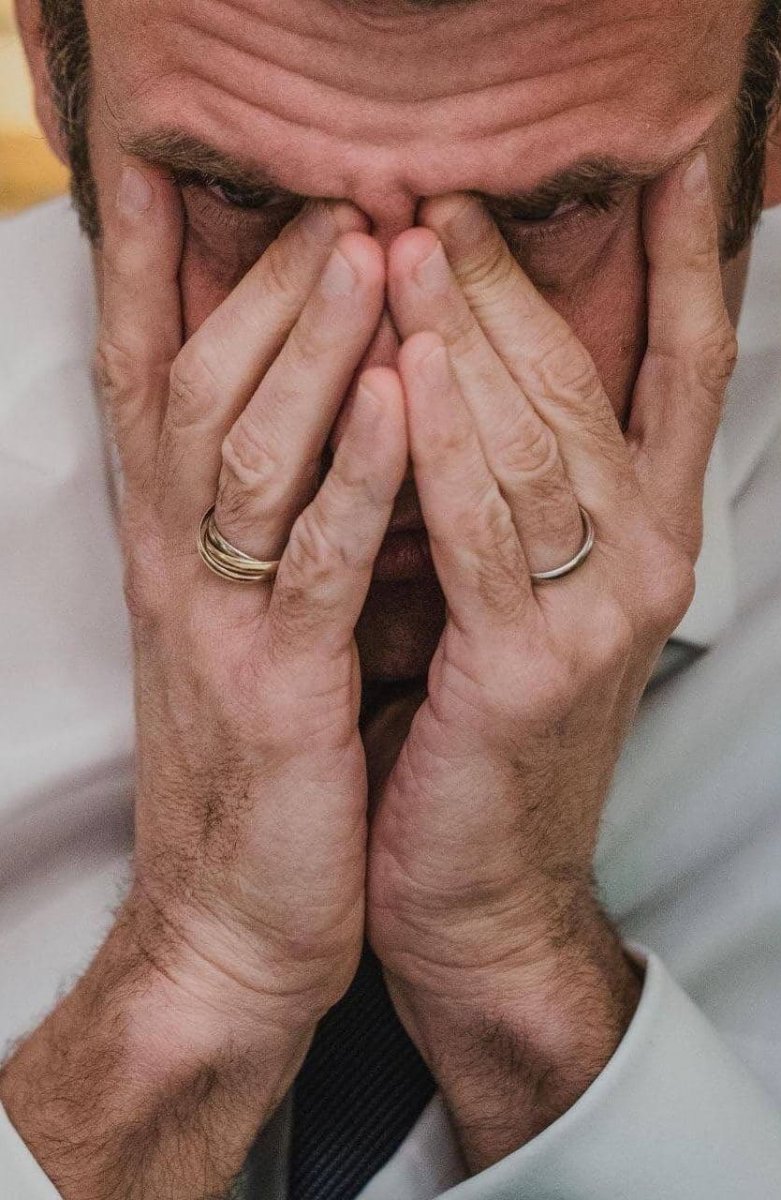 Vladimir Putin ile görüşen Emmanuel Macron'un fotoğrafları paylaşıldı