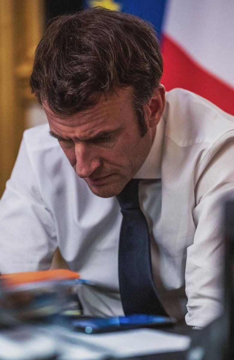 Vladimir Putin ile görüşen Emmanuel Macron'un fotoğrafları paylaşıldı