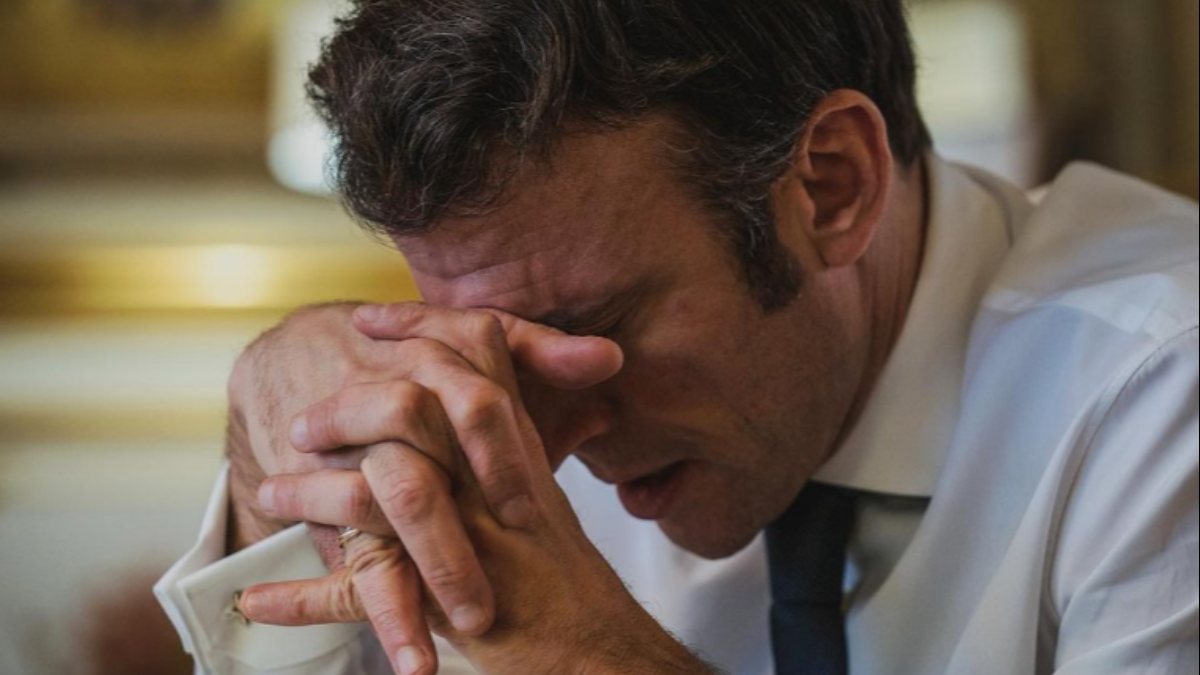 Vladimir Putin ile görüşen Emmanuel Macron'un fotoğrafları paylaşıldı