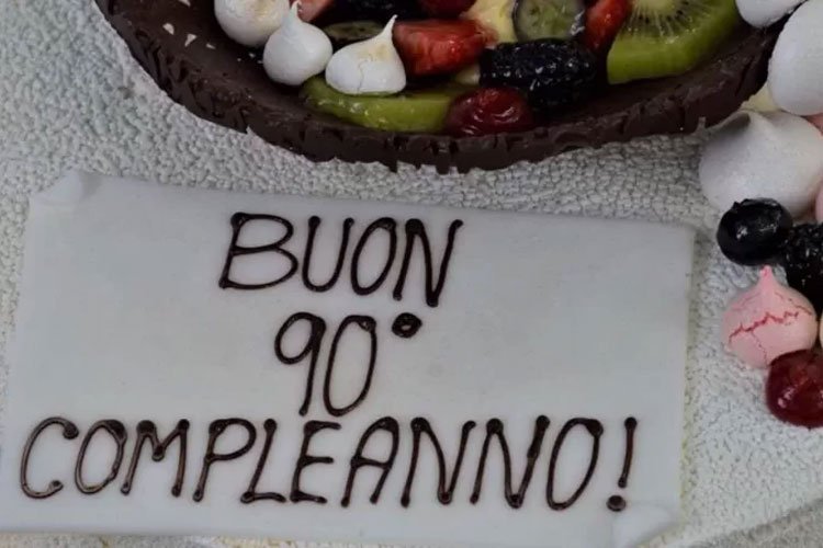 77 yıl önce pastası çalınan kadına 90. yaş sürprizi!