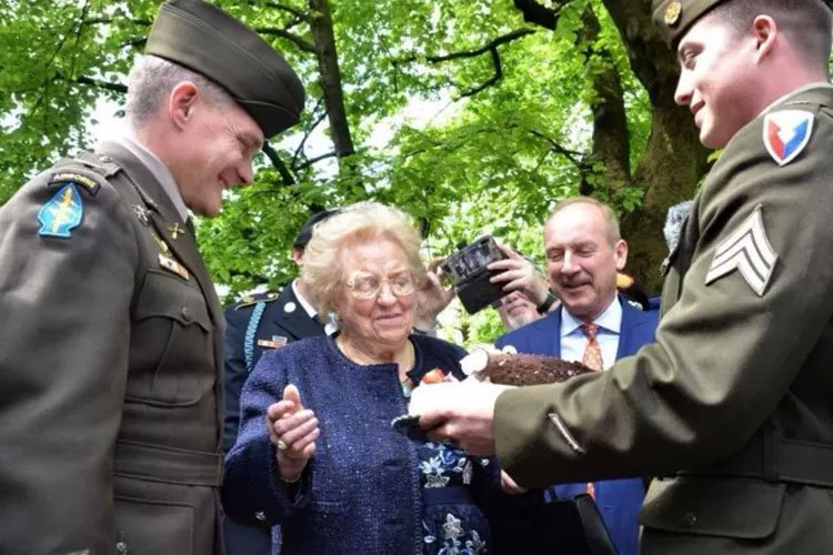77 yıl önce pastası çalınan kadına 90. yaş sürprizi!