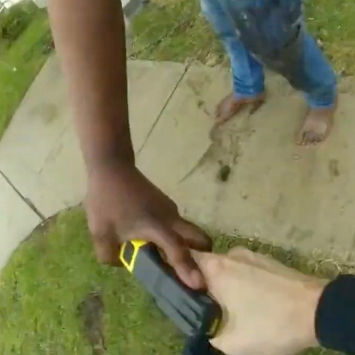 ABD'de polis, siyahi bir genci başından vurarak öldürdü